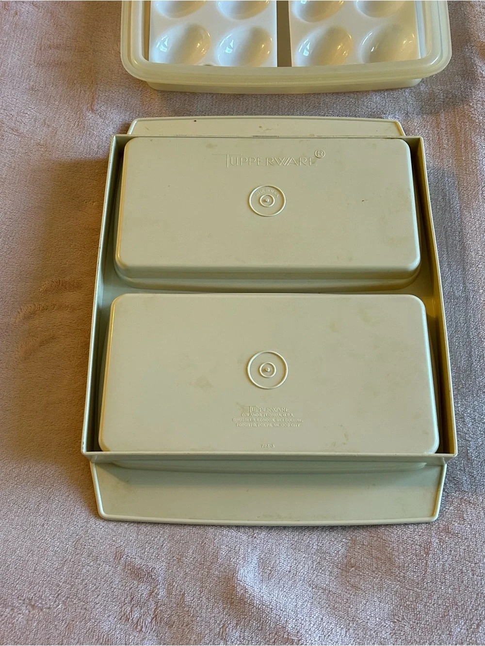 Tupperware vintage deviled egg carrier with snap on lid 723-3 made in USA